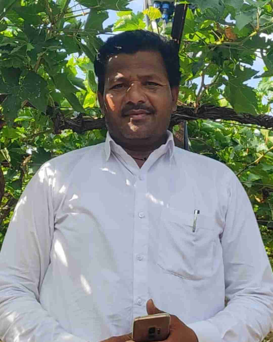 Portrait of Fyllo customer farmer showing crop yield success